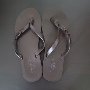 American Eagle Outfitters brown flip flop sandals